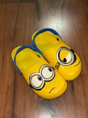 UNIVERSAL STUDIOS CROCS MINIONS Kids Yellow Minion Clog Sandals J2